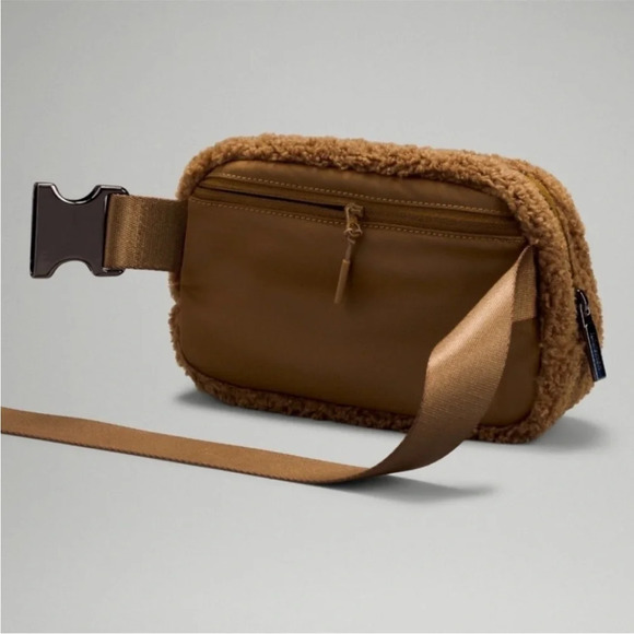 Lululemon Athletica Everywhere belt bag 1L Brunt Caramel FLEECE, Discontinued - Picture 3 of 16
